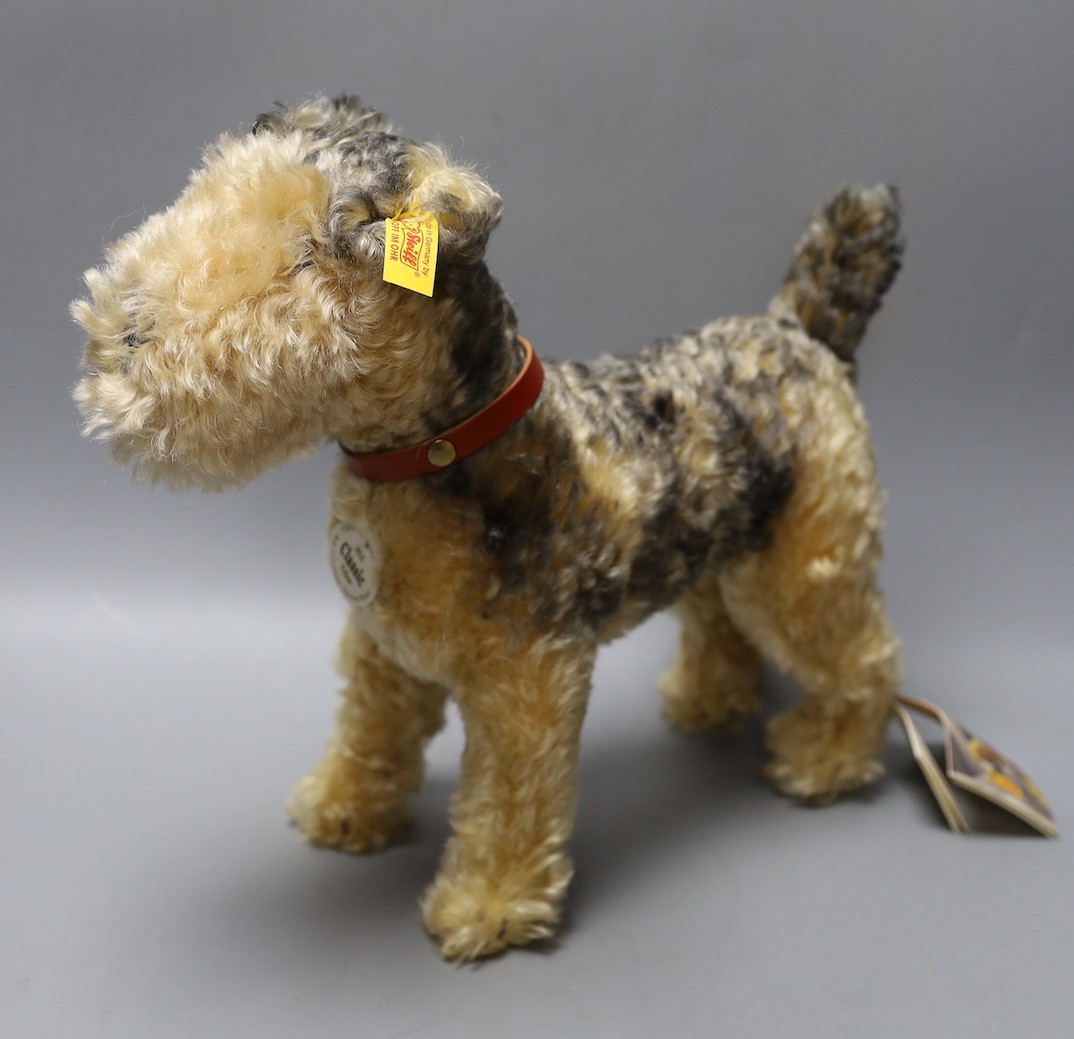 A Classic 'Fellow' Terrier label / tag with five assorted yellow tag animals, also boxed Museum Collection 'Rattler' Terrier white label with neck mechanism